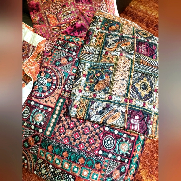 Hand-embroidered shawls - Picture 2 of 8